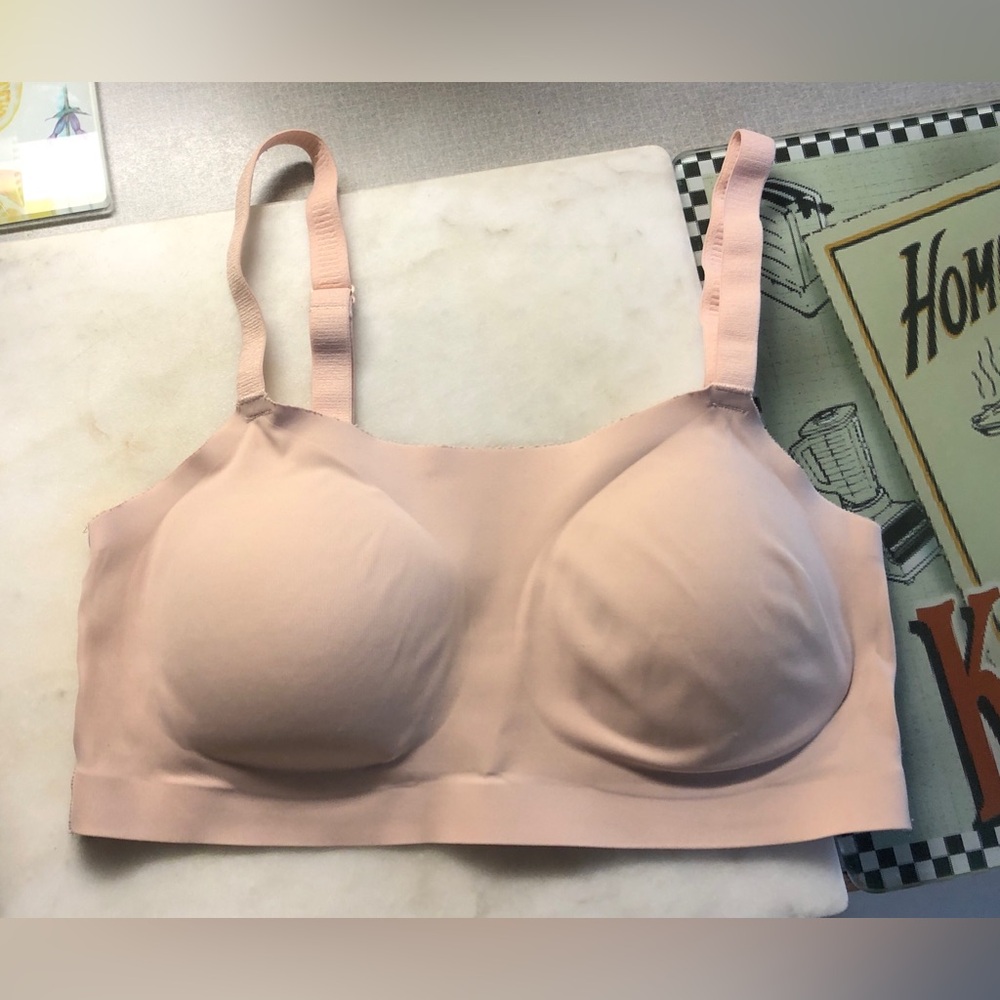 Seamless Light Pink Wireless Comfort Bra
Halston
Size S
EUC worn once